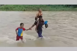 Miris! Puluhan Siswa SD di Sikka NTT Nekat Terobos Sungai Banjir demi Sekolah