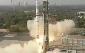 India Sukses Luncurkan 3 Satelit ke Orbit dengan Roket Baru