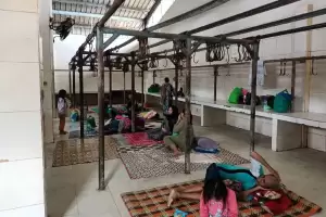 Banjir Melanda, Warga Kampung Cantiga Cipondoh Pilih Mengungsi di Rumah Jagal