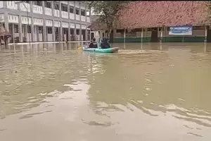 Banjir Nyaris 1 Meter Rendam Ratusan Rumah dan 3 Gedung SDN di Bekasi