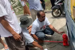 KST Banten Beri Bantuan Dongkrak dan Perbaiki Gazebo