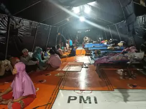 Penampakan Malam Kedua Korban Kebakaran Depo Pertamina Plumpang di Tenda Pengungsian