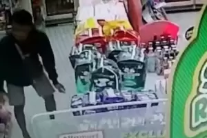 Ada-ada Saja, Seorang Pria Terekam CCTV Curi Sabun Muka di Minimarket Bekasi