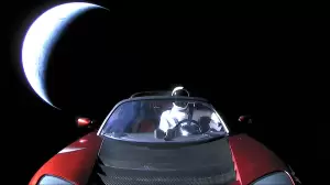 Ilmuwan Yakin Elon Musk Tak Bisa Kembalikan Mobil Tesla dari Bulan ke Bumi