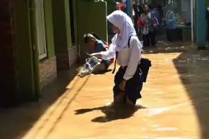 Sungai Ciliwung Meluap, 11 RT di Kampung Melayu dan Bidara Cina Terendam Banjir