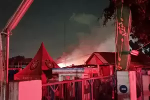 Api Kembali Berkobar di Bagian Tengah Gudang Indogrosir Cipinang