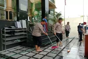 Polres Metro Tangerang Kota Kerahkan Pasukan Bersihkan Masjid Jelang Ramadan
