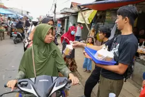 Semarakkan Ramadan, GMP Bagi-bagi Takjil di Bantar Gebang