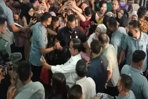 Presiden Jokowi Tinjau Pasar Tanah Abang, Warga Berebut Salaman hingga Selfie