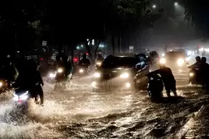 Tips Aman Berkendara Saat Hujan Menggunakan Mobil
