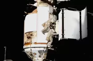 5 Jam Bertugas di Luar ISS, 2 Astronot Rusia Berhasil Aktifkan Radiator Pendingin
