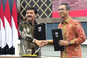 Menteri Hadi Serahkan Sertifikat Tanggul Penahan Banjir DKI Jakarta