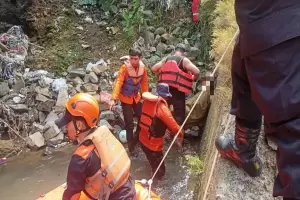 Bersihkan Sampah, Ibu di Bogor Jatuh ke Sungai Ciliwung