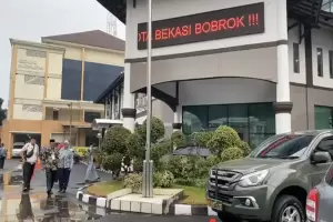 Tulisan Plt Wali Kota Bekasi Bobrok Tampil di Running Teks Asrama Haji Embarkasi Jakarta-Bekasi