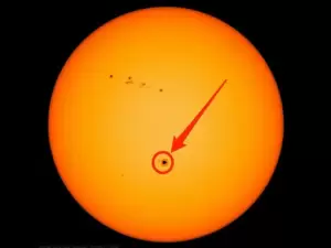 Bintik Matahari 4 Kali Ukuran Bumi Terlihat dengan Mata Telanjang