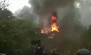 Detik-detik Kepanikan Warga saat Helikopter Jatuh dan Terbakar di Area Perkebunan Rancabali Bandung