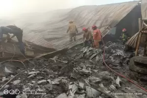 Kebakaran Pabrik di Cileungsi, Petugas Pantau Titik Api di Konstruksi Ambruk