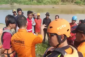 Tim SAR Lakukan Pencarian Pemuda Tenggelam di Sungai Citarum saat Cuci Daging Kurban