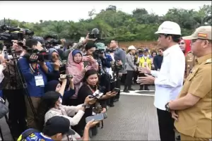 Jokowi Angkat Bicara Soal PPDB: Penting Diselesaikan Baik-baik di Lapangan