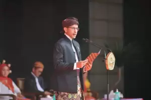 Memakai Baju Adat Jawa Timur, Nadiem Pimpin Upacara HUT ke-78 RI di Kemendikbudristek
