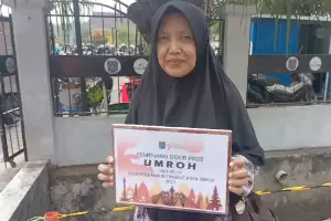 Bahagianya Emak-Emak Ini Dapat Hadiah Umrah Usai Jawab Tantangan Wakil Wali Kota Depok
