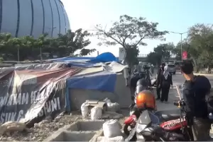 Tolak Solusi Pemkot, Warga Eks Kampung Bayam Pilih Bertahan di Tenda Depan Stadion JIS