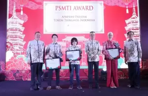 HT Bangga Kevin Sanjaya Terima Penghargaan Apresiasi PSMTI