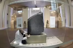 Batu Rosetta Artefak Mesir Bertuliskan Bahasa para Dewa