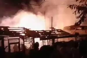 Kebakaran Hebat di Permukiman Padat Kemayoran, 100 Personel Damkar Diterjunkan
