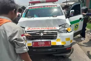 ODGJ Ngamuk Bawa Ambulans hingga Tabrak Truk di Gunung Putri Bogor
