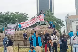 Demo Mahasiswa Tolak Putusan MK Memanas, Massa Merangsek Naik ke Atas Patung Kuda