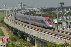 Gandeng China Lagi untuk Lanjutkan Kereta Cepat ke Surabaya, Luhut: Bunganya Jauh Lebih Murah