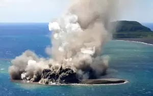 Peneliti Jepang Saksikan Proses Kelahiran Pulau Baru dari Letusan Gunung Berapi Bawah Laut