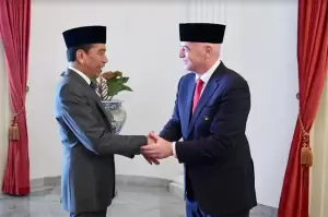 Kenakan Peci Hitam, Presiden FIFA Gianni Infantino Terima Tanda Kehormatan dari Jokowi