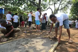 Santri Dukung Ganjar Bareng Warga Perbaiki Jalan Desa di Bogor