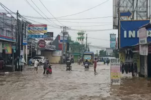 Banjir Rendam Jalan Raya Sawangan-Mampang Depok, Arus Lalin Macet