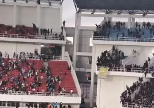 Breaking News: Kerusuhan Suporter Nodai Laga PSIS vs PSS di Stadion Jatidiri