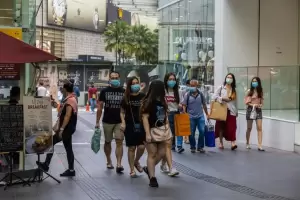 Kasus Covid-19 Melonjak, Warga Malaysia Diminta Kembali Pakai Masker