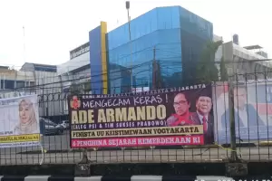 Spanduk Ade Armando Penista UU Keistimewaan Yogyakarta Beredar di Jakarta Pusat