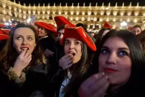 7 Tradisi Unik Jelang Tahun Baru di Dunia, Pakai Underwear Merah hingga Pecahkan Piring