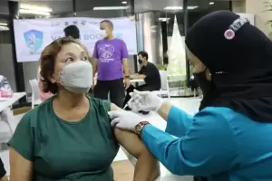 Kasus Covid-19 di Indonesia Naik, Kemenkes Minta Masyarakat Segera Vaksinasi