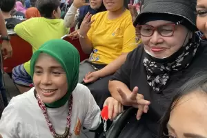 Hadiri Jalan Sehat Bareng Penyandang Disabilitas, Siti Atikoh Diberi Kalung