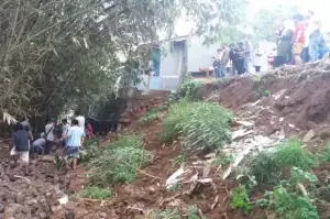 Longsor Menimpa 5 Lokasi di Tangsel, Sejumlah Rumah Rusak dan 1 Korban Luka
