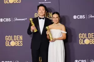 Ali Wong dan Steven Yeun Jadi Bintang Asia Pertama Peraih Piala Golden Globes
