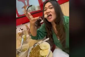 Viral! Seorang Wanita Cuek Makan di Tempat Umum dengan Kuku Superpanjang, Tuai Nyinyiran Netizen