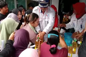 Gelar Bazar Minyak Goreng Murah di Kabupaten Bekasi, Caleg Partai Perindo: Semoga Bermanfaat