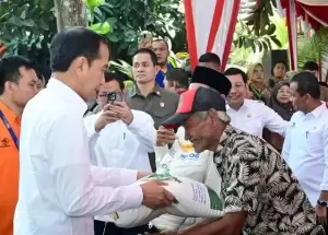 Ramai-ramai Guru Besar Minta Audit Investigasi Bansos Jokowi Nyaris Rp500 Triliun