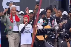 Alam Ganjar Unjuk Gigi di Hajatan Rakyat, Main Gitar dan Nyanyi Bareng Ganjar dan Siti Atikoh