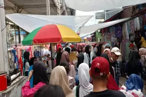 Jelang Ramadan 2024, Pasar Kaget Depan Stasiun Tanah Abang Dibanjiri Pembeli