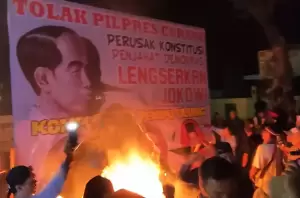 Demo di Depan Kantor KPU, Baliho Jokowi Berhidung Pinokio Dibakar
